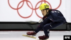 Apolo Anton Ohno en acción durante su participación en la prueba masculina de los 500 metros pista en el Palavela venue, durante los Juegos Olímpicos de Invierno de Turín 2006 en Turín, Italia.