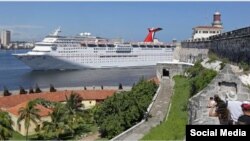 El Carnival Paradise, primer crucero estadounidense en viajar de Tampa a Cuba en más de 50 años, llega al puerto de La Habana.