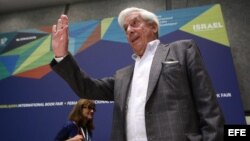 Mario Vargas Llosa en la rueda de prensa en la XXVII edición de la Feria Internacional del Libro (FIL) en Guadalajara (México).