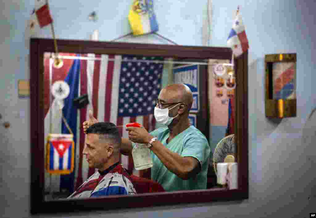 Un barbero usa m&#225;scara de protecci&#243;n contra el coronavirus en La Habana. (AP/Ramon Espinosa)