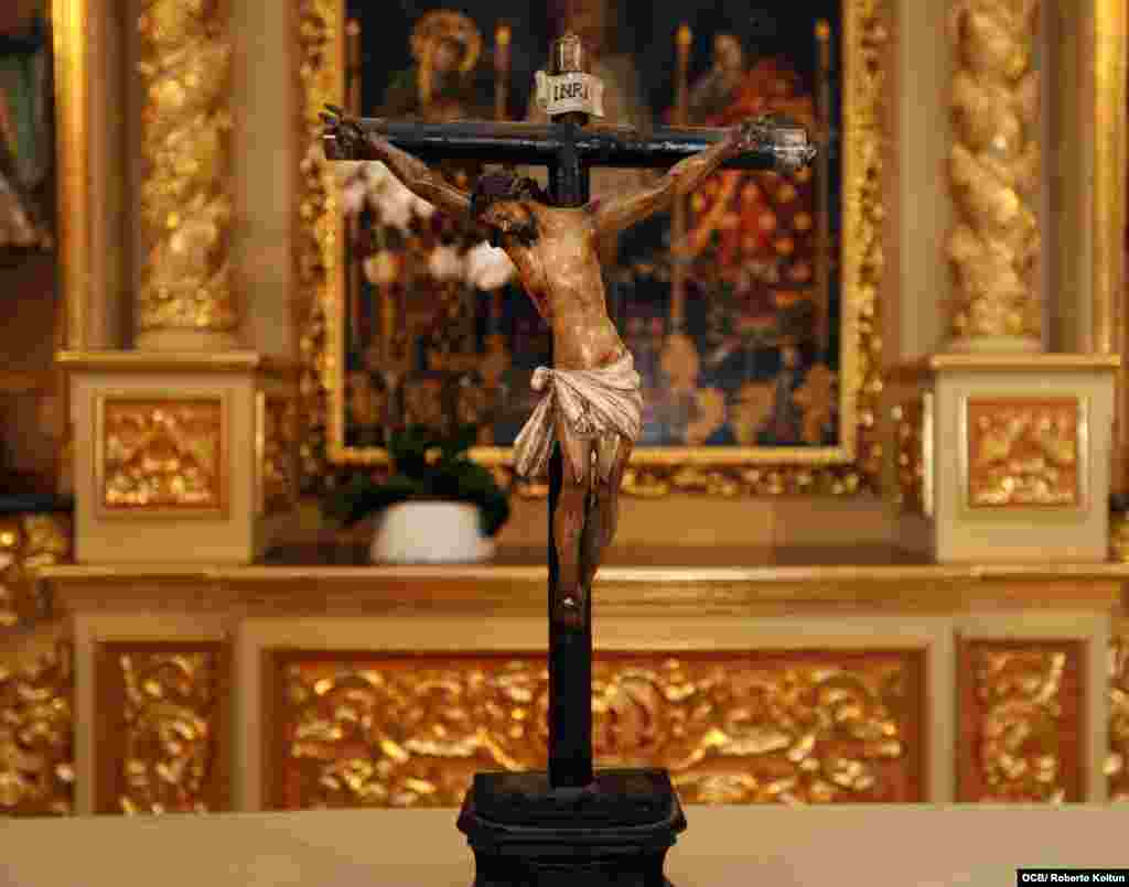 La cruz restaurada se exhibe en el Museo Colonial de la Florida.