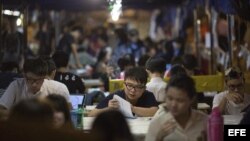 Manifestantes pro democracia estudian en el campamento instalado en el distrito Admiralty en Hong Kong.