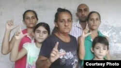 Familia opositora de Holguín fue víctima de violencia de las fuerzas del régimen y las turbas en noviembre pasado