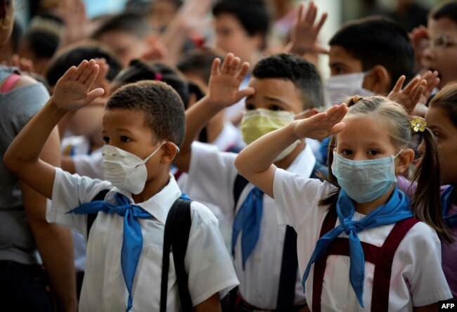 Estudiantes cubanos usando máscaras protectoras.