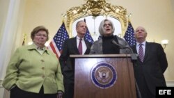 Judy Gross (2-d), la mujer de Alan Gross, junto al senador republicano de Kansas Jerry Moran (c-i) y los senadores demócratas de MaryLand Ben Cardin (d) y Bárbara Mikulski (i) en el Capitolio de Washington, EE.UU.