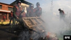 Miembros de la Guardia Nacional Bolivariana (GNB) retiran escombros el miércoles 19 de febrero de 2014, tras las protestas registradas en el sector El Prebo de Valencia (Venezuela).