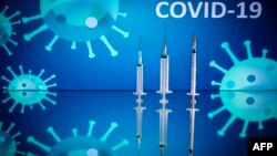 Cartel alegórico a vacuna contra COVID-19 en Francia (Lionel Bonaventure / AFP).