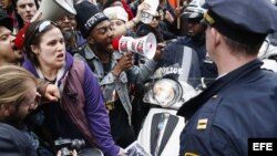 Manifestantes discuten con oficiales de la policía de Nueva York (14 de abril, 2015).