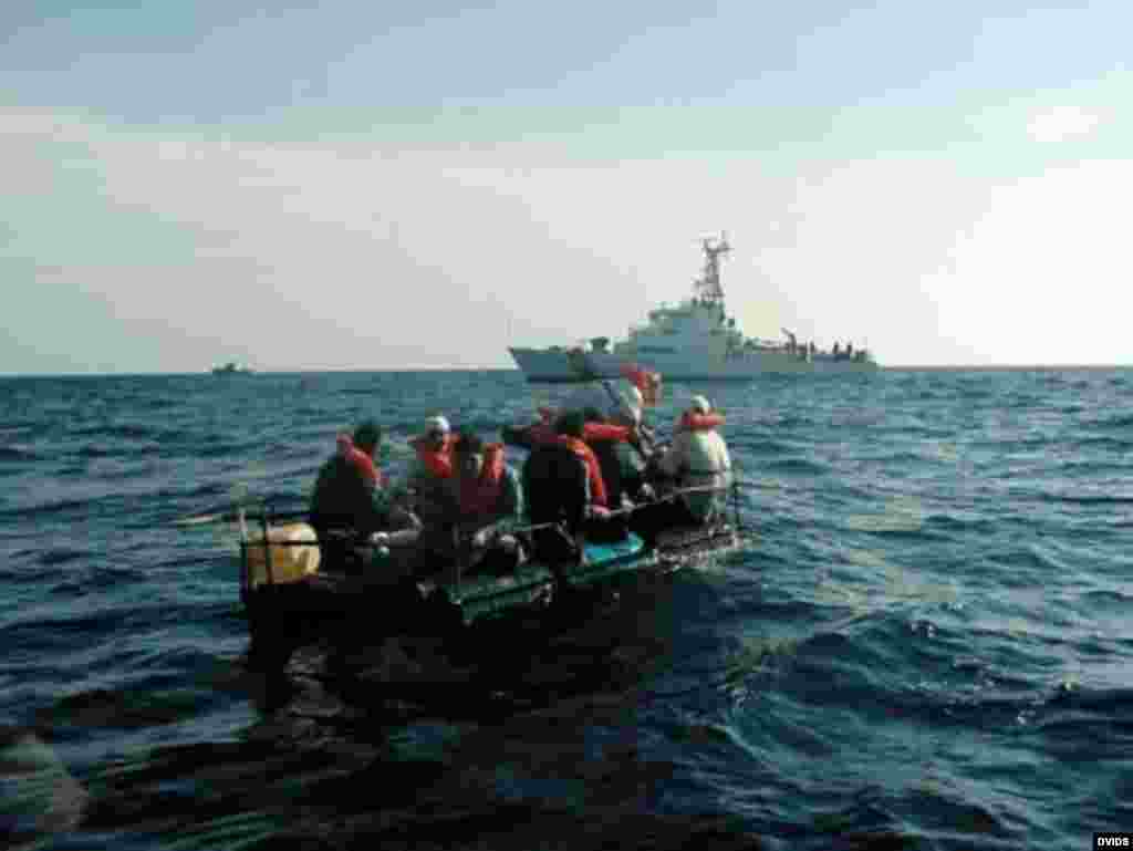 Balseros rescatados en alta mar por la Guardia Costera de EE UU.
