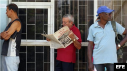 Un cubano lee sobre la Ley de Inversión Extranjera.