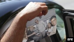Elías Jaua muestra desde un auto hoy, domingo 21 de octubre de 2012, en La Habana, una foto tomada ayer en compañía de Fidel Castro.