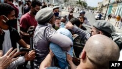 Un hombre es arrestado durante una manifestación contra el gobierno de Miguel Díaz-Canel en La Habana, el 11 de julio de 2021.