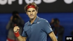El suizo Roger Federer celebra su victoria tras su partido del Abierto de Australia disputado este lunes contra el francés Jo-Wilfried Tsonga, en Melbourne.