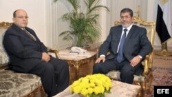 El presidente Mohamed Morsi (d) se reúne con el nuevo fiscal general Talat Ibrahim (i) en El Cairo, Egipto.