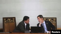 El presidente interino de Venezuela, Juan Guaidó, intercambia con el vicepresidente de la Asamblea Nacional Edgar Zambrano (hoy en prisión), en una foto de archivo. (REUTERS).