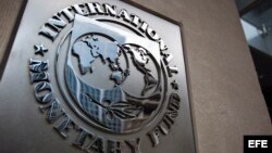 Logotipo del Fondo Monetario Internacional (FMI), colocado en la entrada de un edificio de la sede en Washington D.C., EEUU.