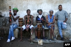 Miembros de la sociedad Abakuá encargados de poner música en la ceremonia.