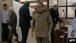 Raúl Castro y otros dirigentes cubanos en una votación parlamentaria para elegir los principales puestos del Estado, el 10 de octubre de 2019. (HO/Cubavisión/AFP) 