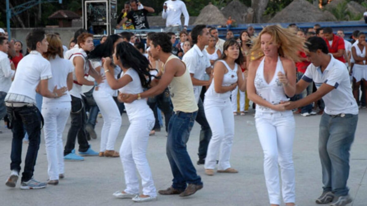 ¡A bailar casino, compañeros!