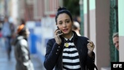 Una mujer habla por su teléfono celular en La Habana.