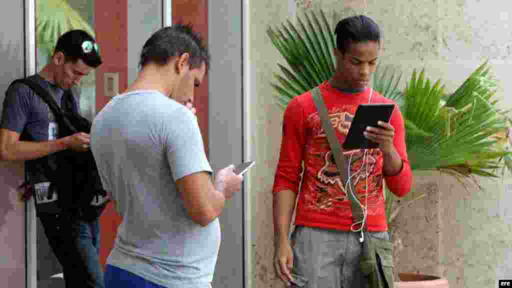 Varias personas conectadas a internet con sus dispositivos móviles en La Habana.