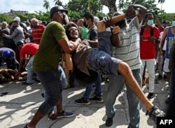 Un hombre es arrestado durante una manifestación contra el gobierno del presidente cubano Miguel Díaz-Canel en La Habana, el 11 de julio de 2021.