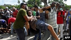 Un hombre es arrestado durante el levantamiento popular, en La Habana, el 11 de julio de 2021.