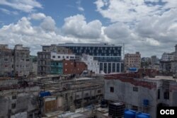 Los Hoteles de lujo en construcción en La Habana Vieja contrastan con la pobreza circundante. (Foto Archivo/Makintalla)