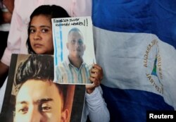 Una niña sostiene una foto durante una conferencia de prensa en la sede de la Comisión Permanente de Derechos Humanos de Nicaragua (CPDH) para exigir la liberación de los manifestantes detenidos durante las protestas del año pasado contra el gobierno de Daniel Ortega (Archivo).