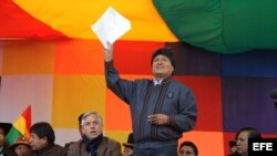 Evo Morales (c), durante un acto con motivo de la celebración del Primero de Mayo en La Paz (Bolivia), donde anunció la expulsión de la Agencia de los Estados Unidos para el Desarrollo Internacional (Usaid).
