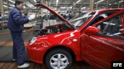 Trabajador chino inspeccionando un vehículo del grupo Geely en su planta de Ningbo (China).