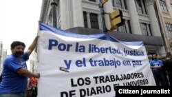 Foto de archivo: Empleados del diario El Universo protestan contra la decisión del tribunal