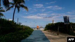 Un acceso a la playa en Miami Beach durante la alerta de huracán de este fin de semana por Dorian.
