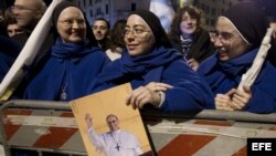 Fotografía de archivo de un grupo de monjas en la plaza de San Pedro en el Vaticano.