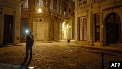 Un turista en una calle de La Habana.