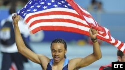 El atleta estadounidense Aries Merritt celebra su victoria en la final masculina de 60 metros vallas en los Campeonatos del Mundo de atletismo en pista cubierta en el estadio Atakoy Athletics Arena de Estambul, Turquía.