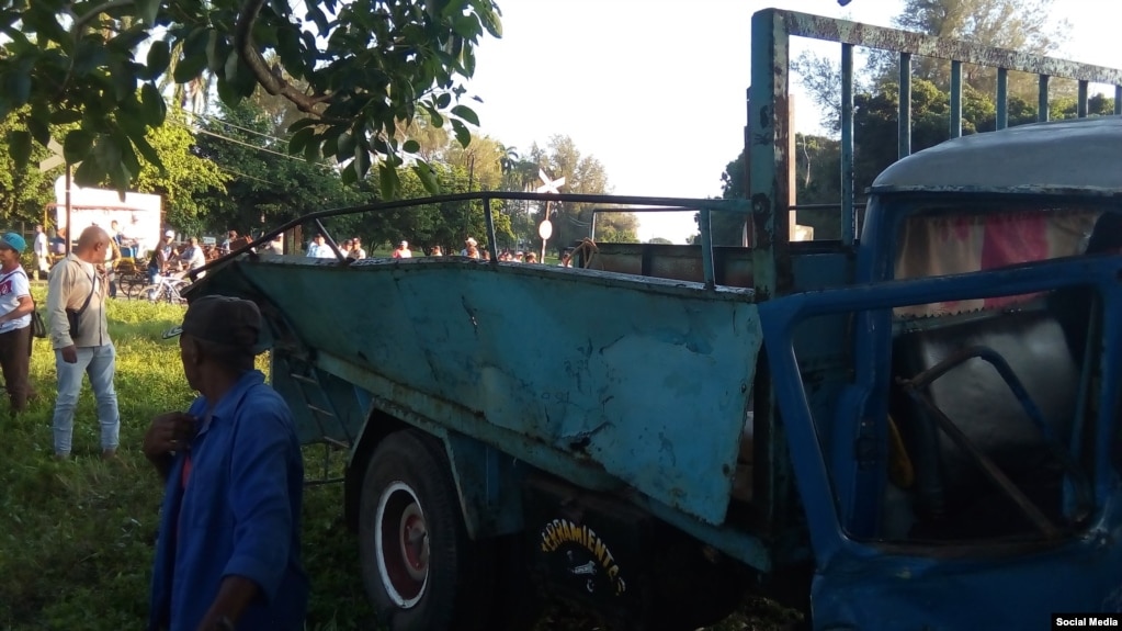 Un camión que transportaba a trabajadores d euna cooperativa colisionó con un tren de pasajeros. (Foto: Facebook Asamblea Municipal Vertientes)
