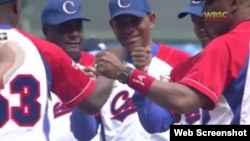 Los peloteros cubanos celebran la victoria sobre la novena puertorriqueña.