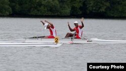 Los cubanos Solaris Freire y Adrián Oquendo celebran su victoria en la modalidad de dos remos largos de los Juegos Centrocaribes de Veracruz.