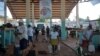 Un cartel con la foto de Miguel Díaz-Canel en un mercado agropecuario de La Habana.