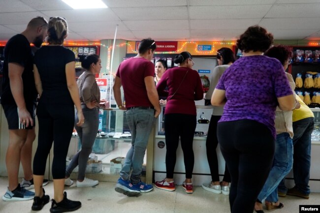 Habaneros hacen fila en una tienda que solo da el vuelto en pesos cubanos. (REUTERS/Alexandre Meneghini)