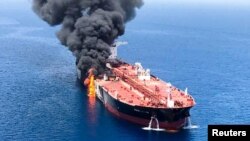 Un tanquero de petróleo tras ser atacado en el Golfo de Omán.