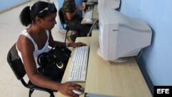 Varias personas acceden a Internet en una sala de navegación.
