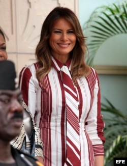 La primera dama estadounidense, Melania Trump, posa para los fotógrafos durante su visita a Acra, Ghana.