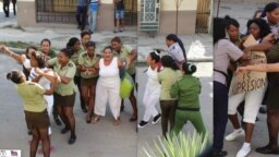 Combo de imágenes muestran la represión contra las Damas de Blanco este domingo en La Habana. (Fotos: Angel Moya)