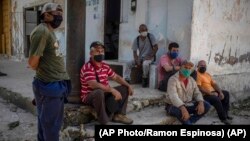 Trabajadores esperan a las afueras de un central azucarero que paró debido a la falta de combustible. (AP/Ramon Espinosa)