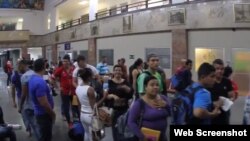 Cubanos se disponen a viajar de Panamá a México. (Captura de imagen/Cancillería de Panamá)
