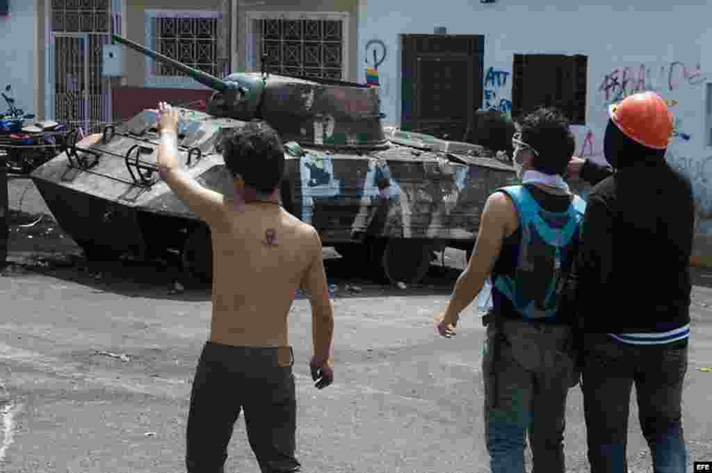 La organización Human Rights Watch (HRW) condenó hoy los "excesos" contra los manifestantes durante las protestas de los últimos días en Venezuela y la "censura" y amenazas a los medios de comunicación.