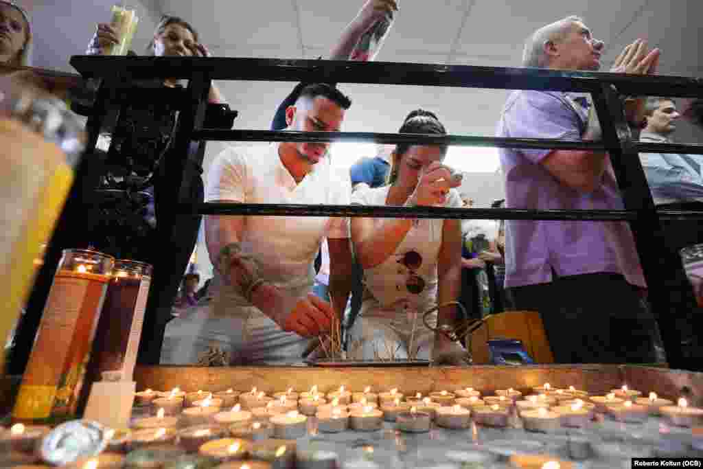 Cubanos devotos de San Lázaro en el Rincón de Hialeah, el 17 de diciembre del 2018.