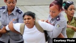 La Dama de Blanco Martha Sánchez es detenida por agentes del régimen. (Archivo)